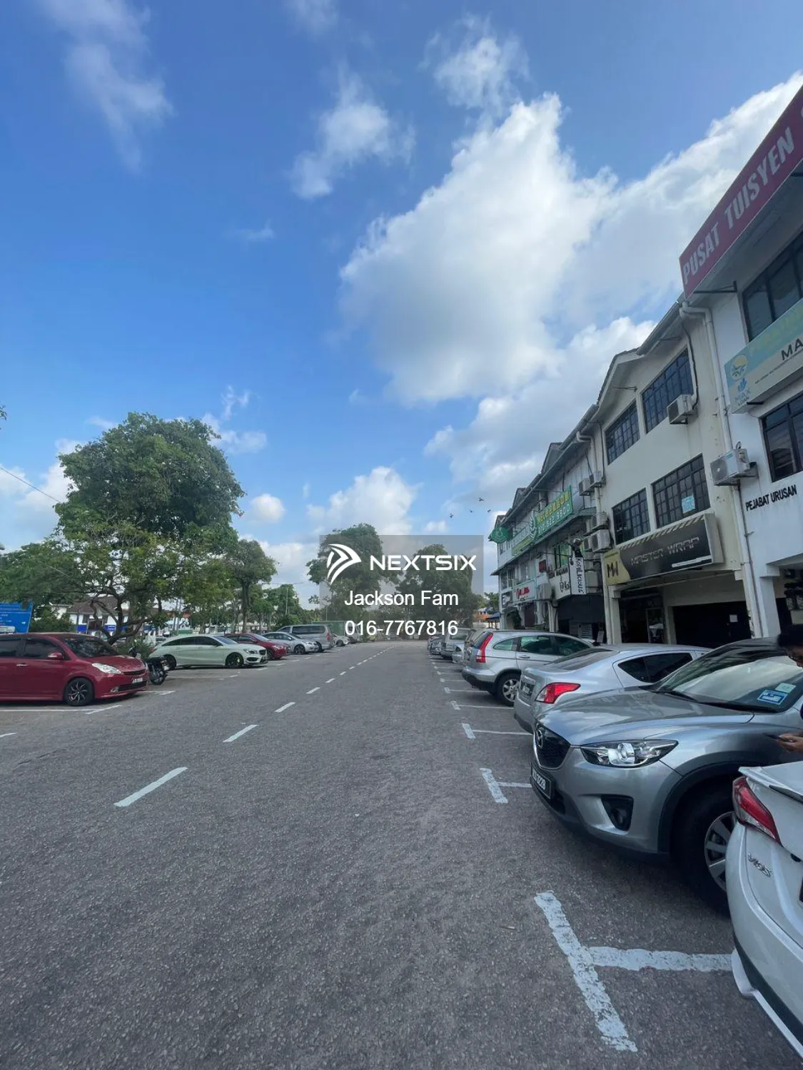 Taman Molek 3 Storey For Sale