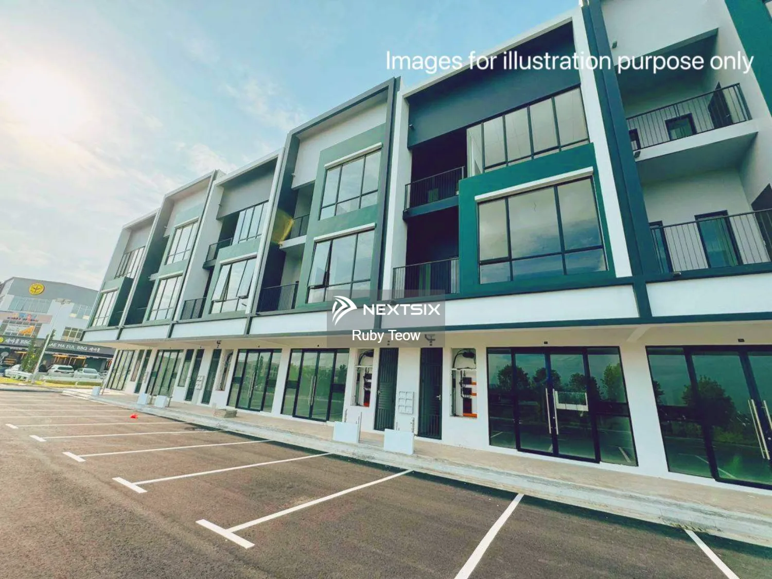 Austin Crest Emerald - New 3 Sty Shop Lot (Intermediate) For Sale