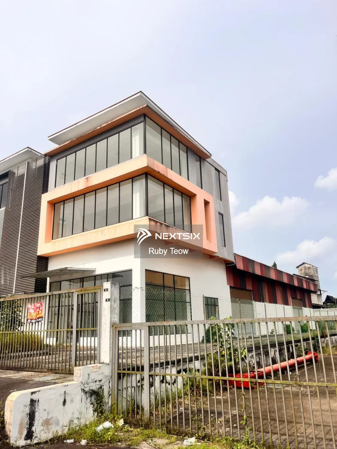 Tampoi - Semi-Detached Factory Warehouse for Rent