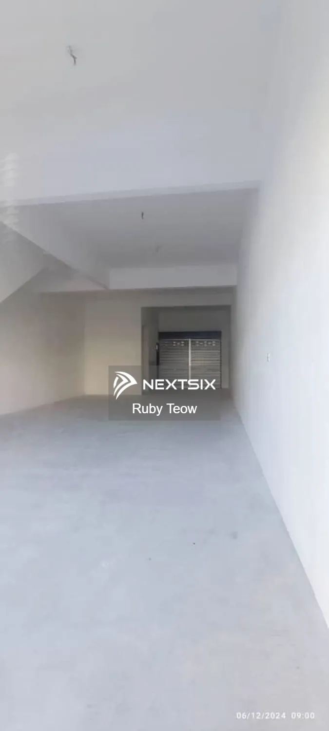 Taman Setia Tropika - Brand New 3 Storey Shop Lot for Rent