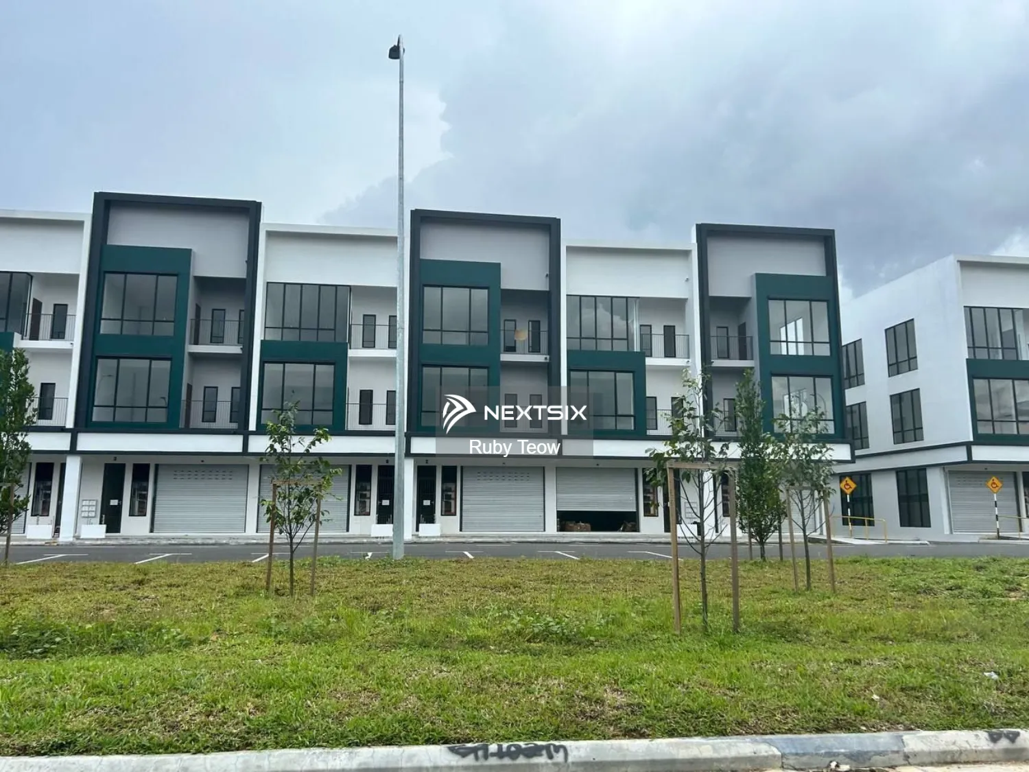 Austin Crest - 3 Storey Shop Lot for Rent