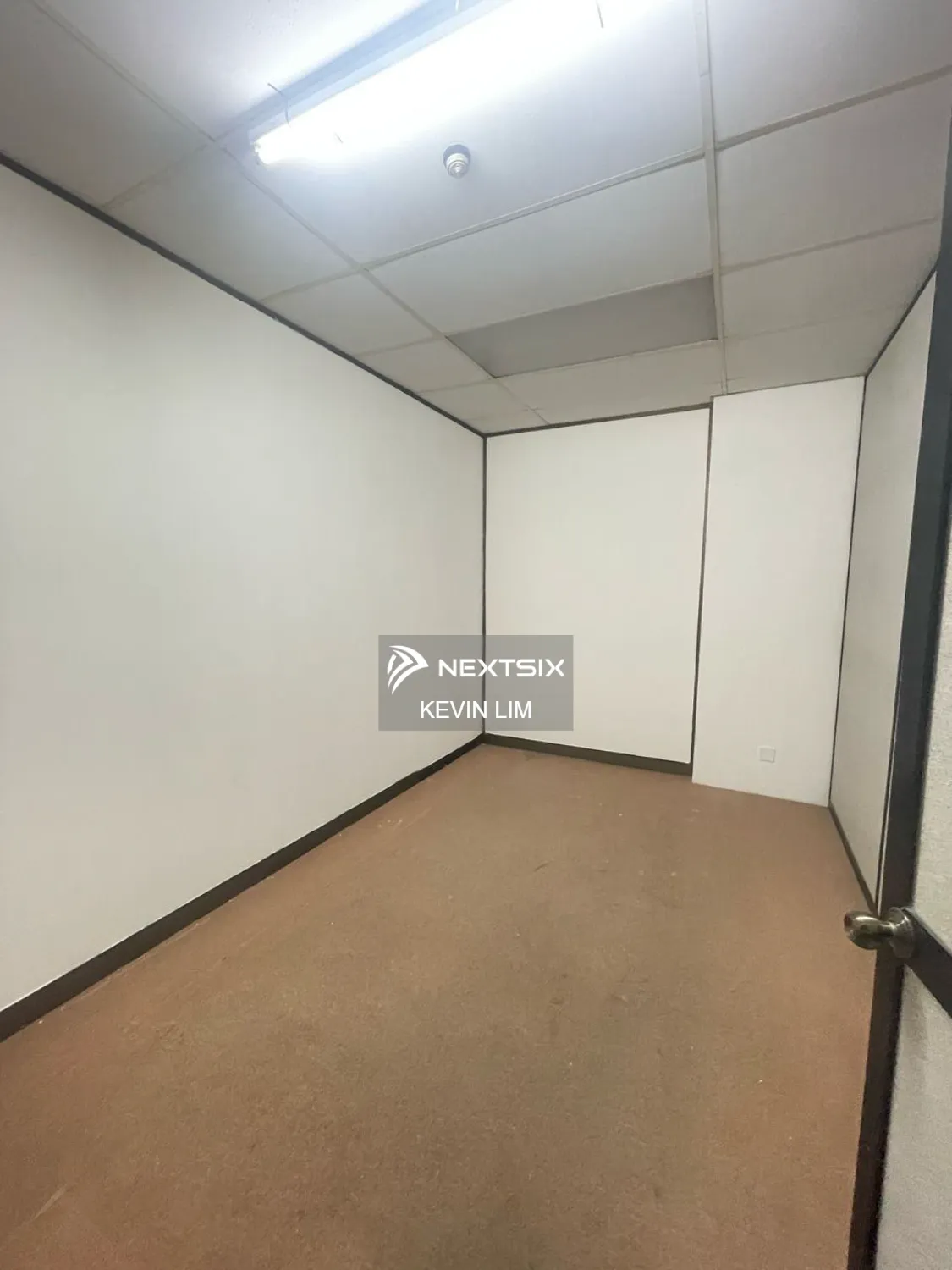 Office space rent 880sf Georgetown wt Airconds & Lift